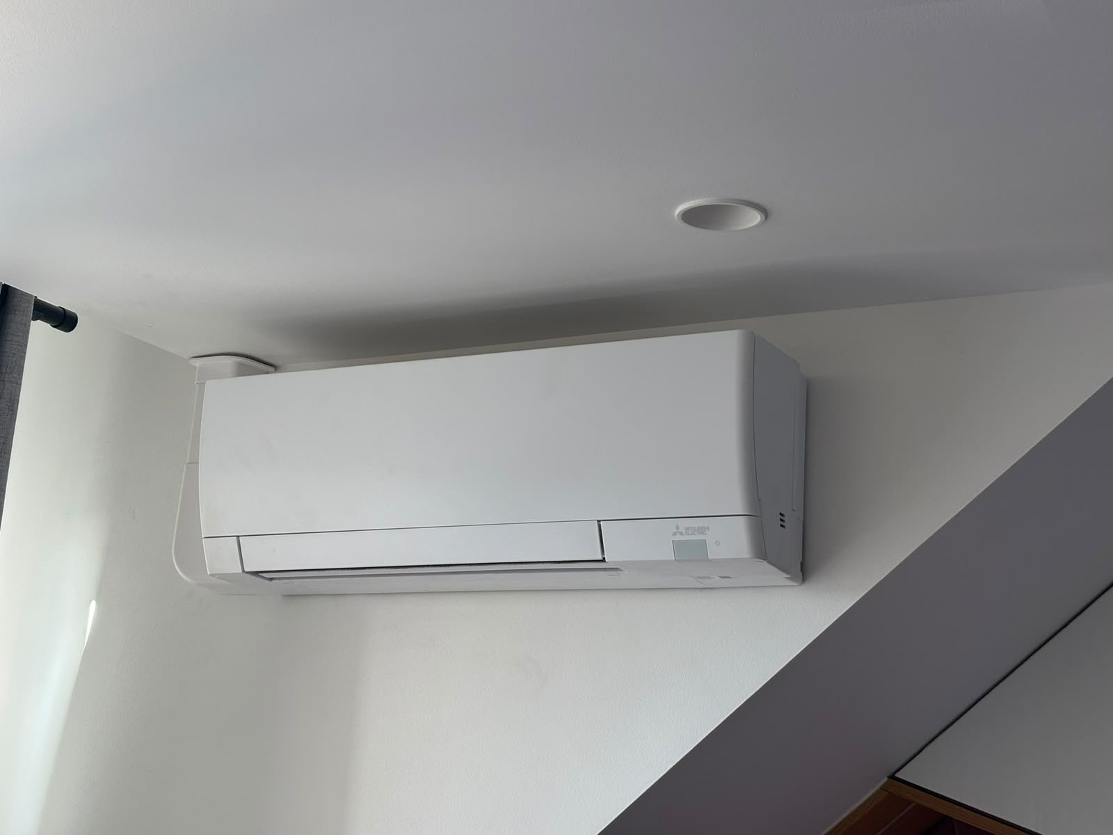 Unité murale Mitsubishi Electric sous plafond