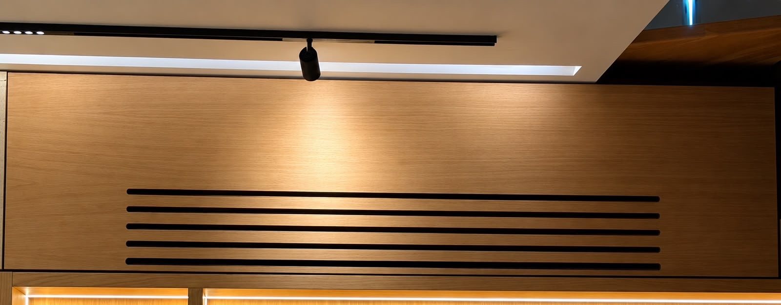Unité intérieure intégrée dans un mobilier sur mesure, grille de soufflage