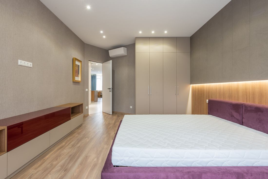 Chambre équipée d'un climatiseur mural
