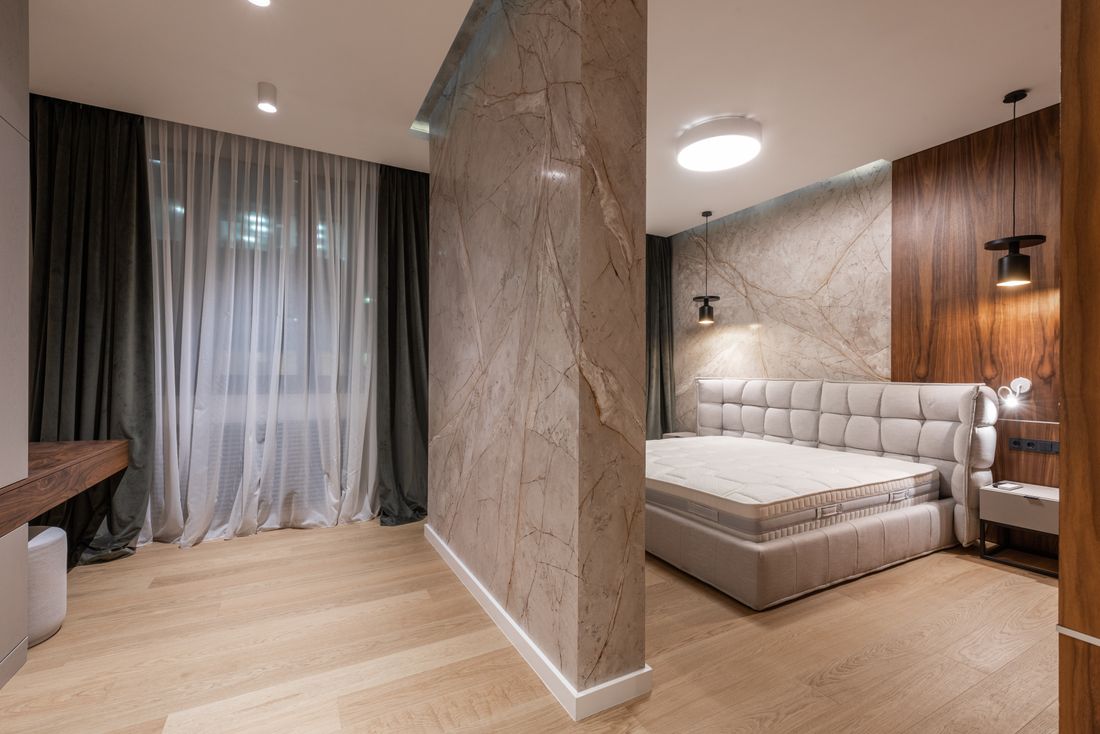 Chambre d'appartement ancien équipée d'une climatisation murale