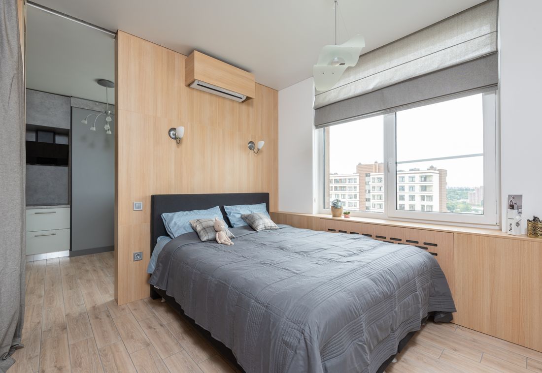 Chambre d'appartement équipée d'un split mural