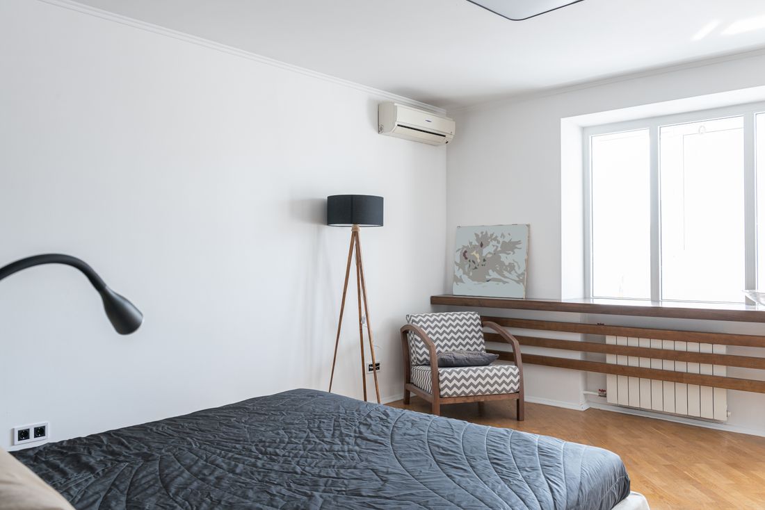Chambre lumineuse équipée d'un split mural