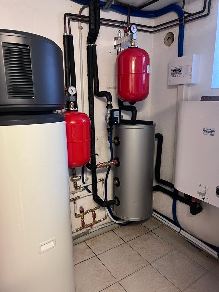 Module hydraulique, ballon d'eau chaude et vase d'expansion