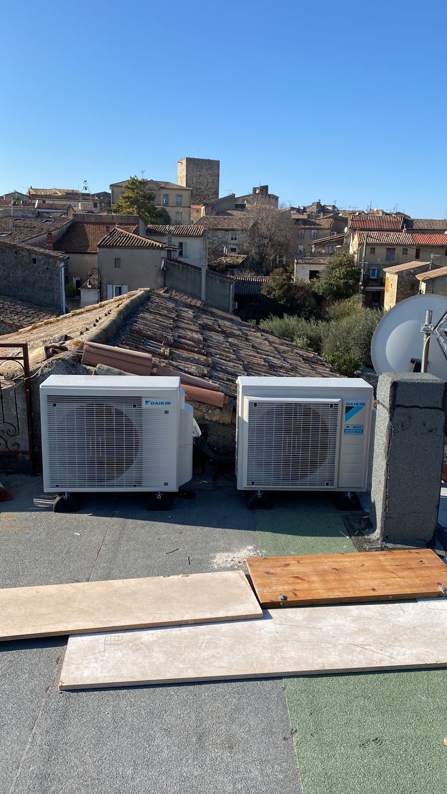 Deux groupes extérieurs en toiture-terrasse