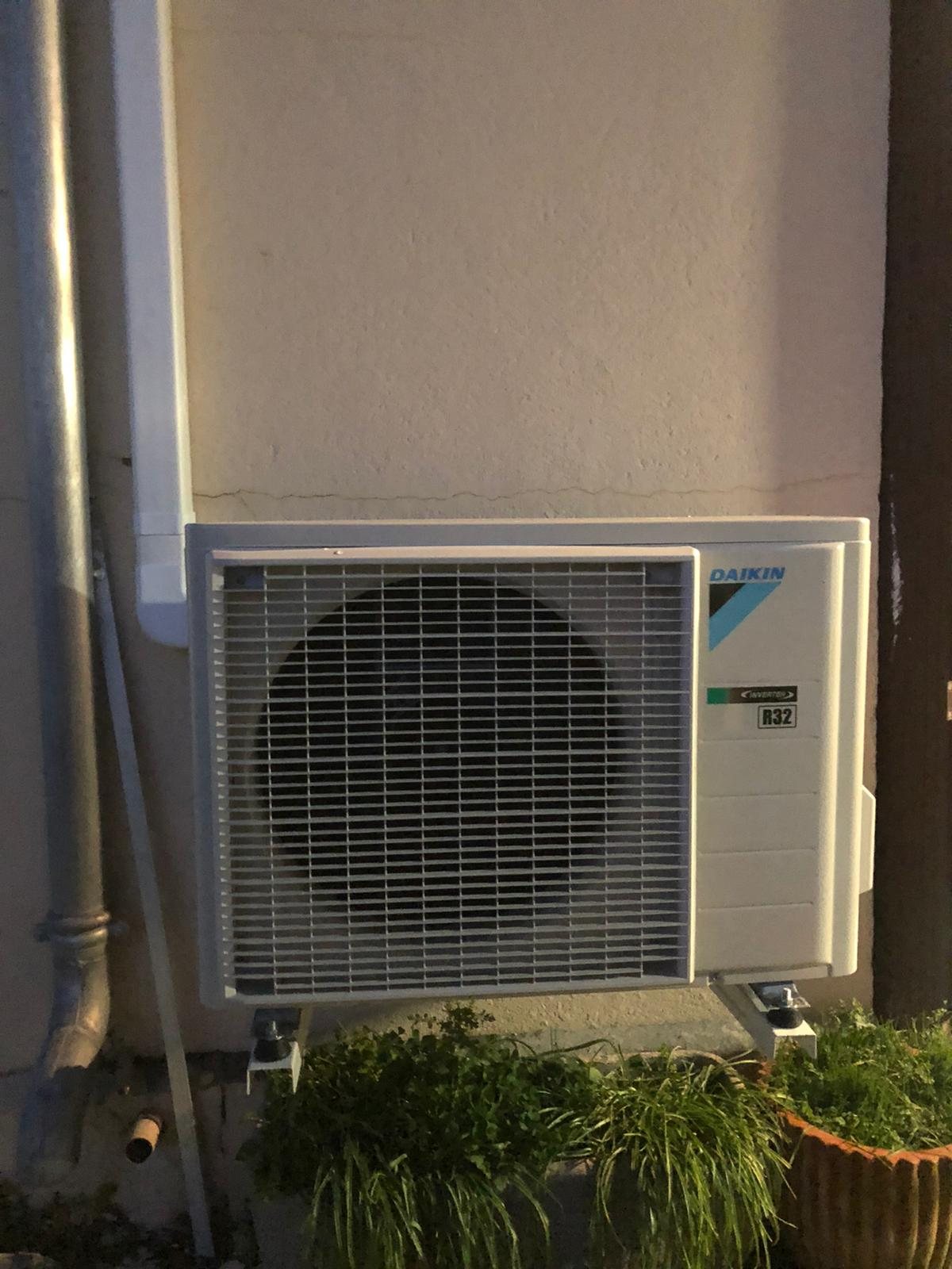 Groupe extérieur Daikin en pied de façade