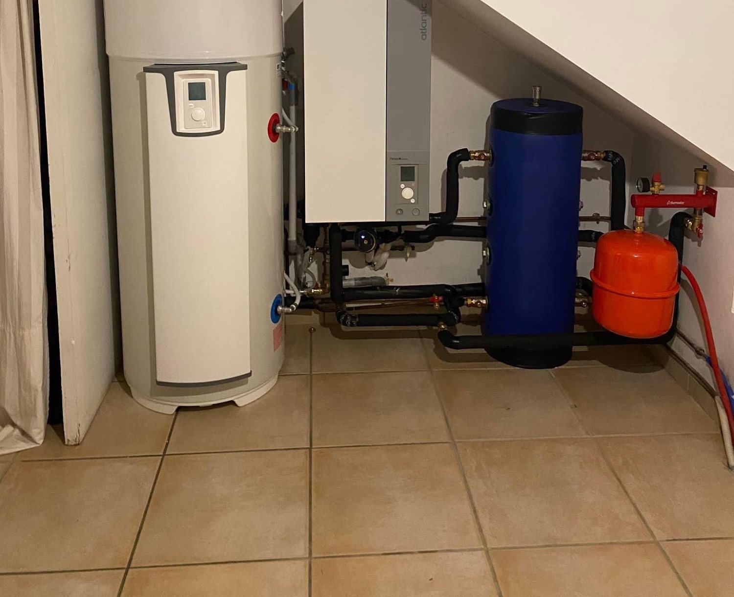 Chauffe-eau thermodynamique, module de PAC et ballon tampon sous l'escalier