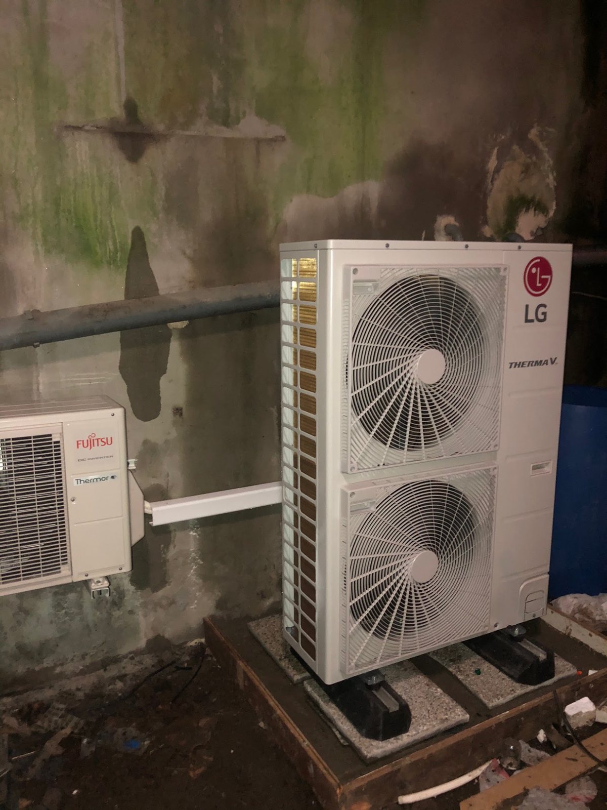 Groupe LG Therma V et groupe de climatisation côte à côte